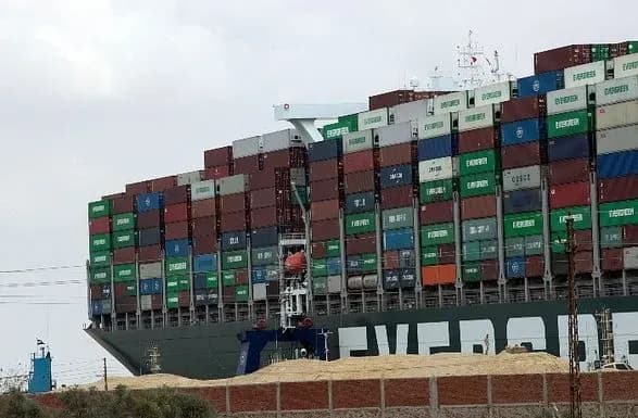 konteynerovoz-ever-given-scho-zablokuvav-suetskiy-kanal-trokhi-zrushiv-z-mistsya