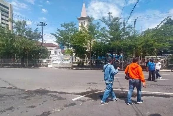 kilka-lyudey-postrazhdali-pid-chas-napadu-terorista-smertnika-na-tserkvu-v-indoneziyi