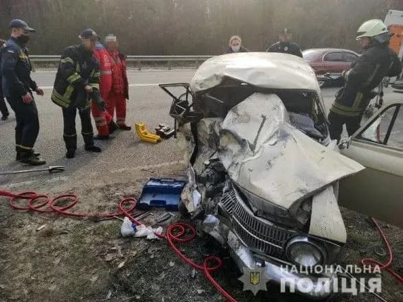 smertelna-dtp-na-viyizdi-z-kiyeva-u-legkovika-vidirvalo-perednyu-chastinu-mikroavtobus-perekinuvsya