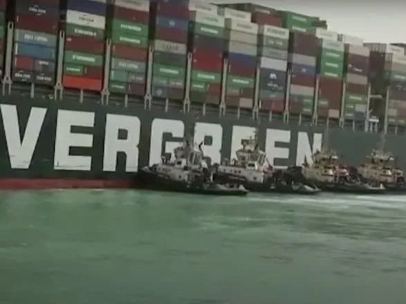 konteynerovoz-ever-given-znyali-z-milini-v-suetskomu-kanali-bloomberg