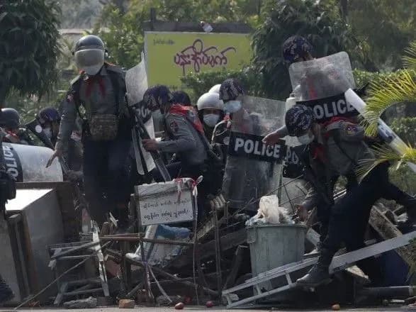 myanma-viyskovi-vidkrili-vogon-na-pokhoronakh-pislya-naykrivavishogo-dnya-z-pochatku-perevorotu