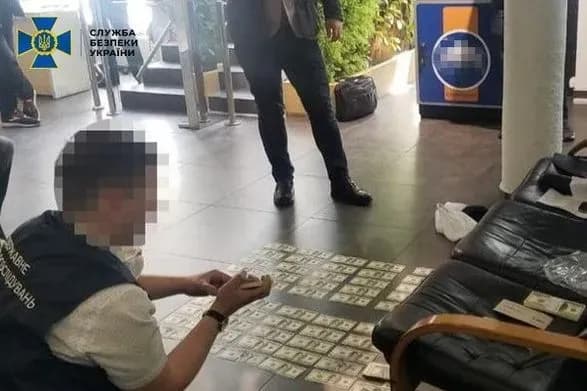 spivrobitnik-sbu-ta-pratsivnik-prokuraturi-sfalsifikuvali-spravu-proti-bankira-zaradi-100-tisyach-dolariv