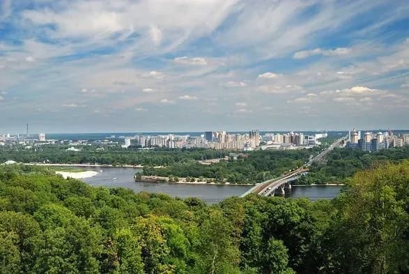 kviten-u-kiyevi-pochavsya-z-temperaturnogo-rekordu