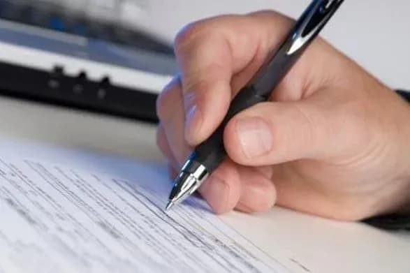 na-khmelnichchini-radnik-kerivnika-tov-pidrobiv-pidpis-gendirektora-ta-privlasniv-dvi-elitni-avtivki