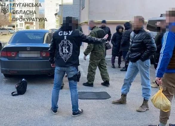 boyovik-lnr-vlashtuvavsya-na-robotu-u-servisniy-tsentr-mvs-na-khersonschini-vikrili-perevertnya-teroristiv