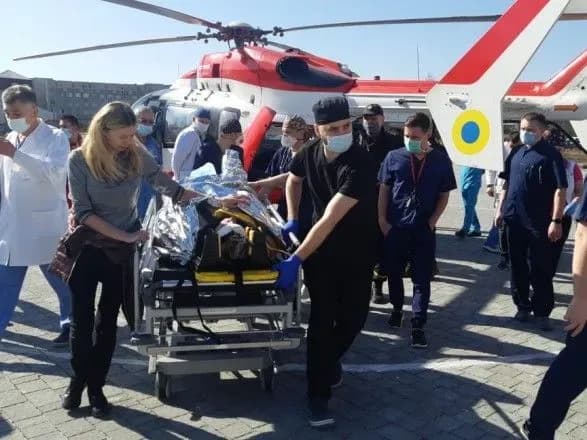 aeromedichna-dopomoga-v-diyi-ryatuvalniki-pokazali-yak-poterpilogo-z-mistsya-dtp-dopravili-do-likarni