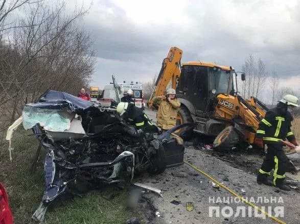 na-kharkivschini-lob-v-lob-zitknulisya-traktor-ta-legkovik-ye-zagibliy