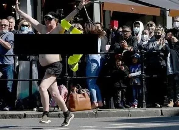 napivogolena-zhinka-protestuvala-na-pokhoronakh-printsa-filipa