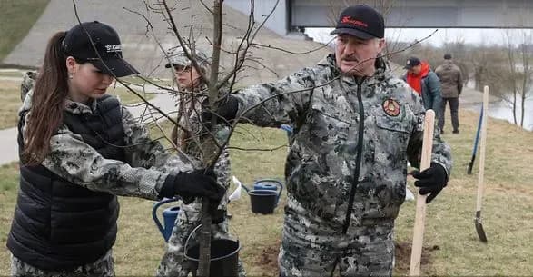 lukashenko-virishiv-ne-robiti-scheplennya-vid-koronavirusu