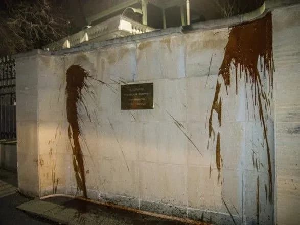 stini-posolstva-rosiyi-v-chekhiyi-oblili-ketchupom-zatrimali-simokh-lyudey