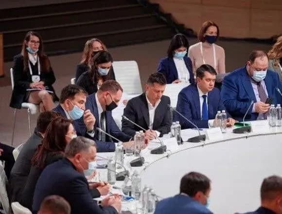 sperechalisya-zelenskiy-i-filatov-a-rozdyaglasya-model-teper-vona-zasvitilasya-na-zasidanni-radi-reform