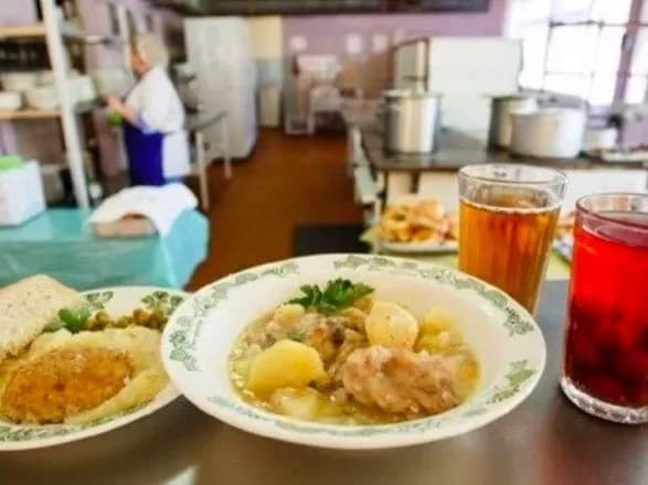 mayzhe-u-kozhnomu-chetvertomu-shkilnomu-menyu-znayshli-porushennya-norm-kharchuvannya