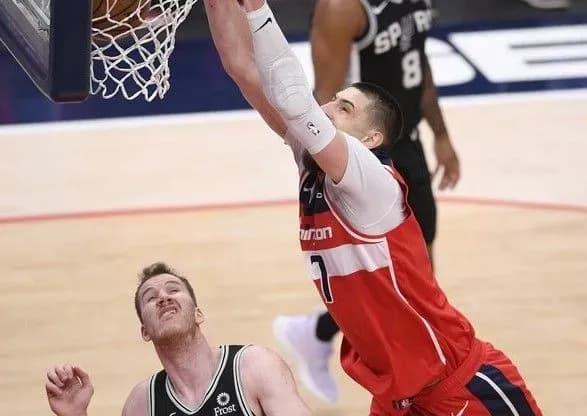 ukrayinskiy-tsentroviy-oformiv-dabl-dabl-u-matchi-nba