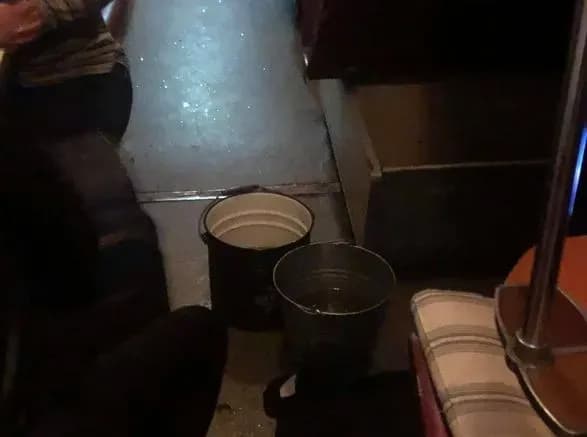 dosch-liv-cherez-diryavu-stelyu-pasazhiri-poyizda-kiyiv-mikolayiv-pidstavlyali-vidra-schob-vryatuvatis-vid-potopu