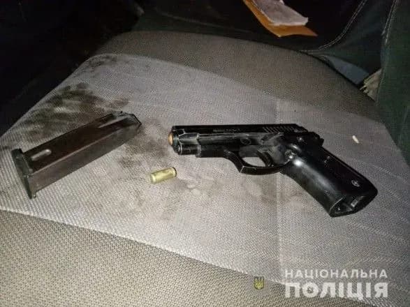 na-zakarpatti-cholovik-z-mikroavtobusu-vlashtuvav-strilyaninu-po-dityakh