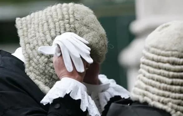 rosiyski-milyarderi-sudyatsya-z-britanskoyu-pismennitseyu-cherez-yiyi-knigu-pro-shlyakh-putina-do-vladi-the-guardian