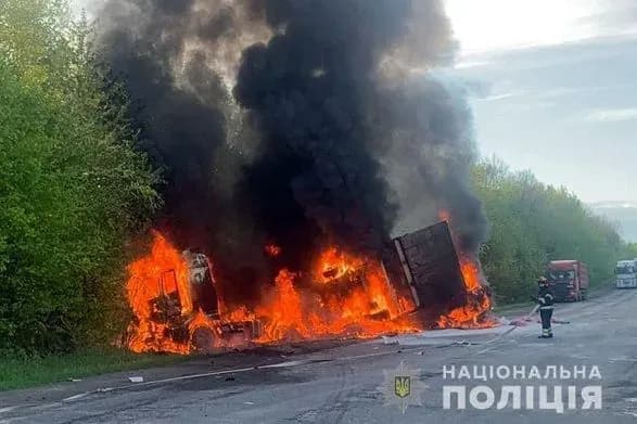 motoroshna-dtp-vantazhivka-bus-i-miniven-zitknulisya-na-trasi-i-zagorilisya-chetvero-zagiblikh