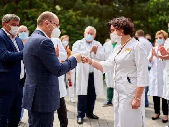 dyakuyemo-scho-v-tsey-chas-buli-z-nami-likari-podyakuvali-zvilnenomu-z-posadi-ministra-maksimu-stepanovu