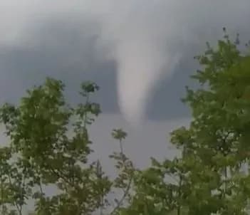 khersonschinoyu-pronissya-tornado-poshkodilo-dakhi-budinkiv-zhertv-nemaye