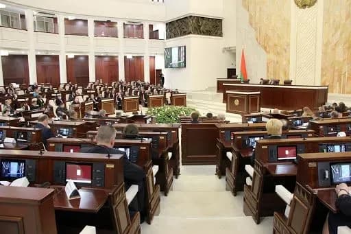 parlament-bilorusi-priynyav-zayavu-cherez-situatsiyu-z-praporom-krayini-na-khokeynomu-chs-2021-u-latviyi