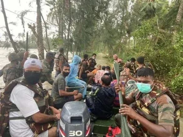 tsiklon-yaas-obrushivsya-i-zatopiv-zhitlovi-rayoni-v-indiyi-milyon-evakuyovanikh-i-persha-zhertva