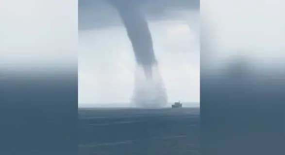 korabel-u-singapuri-led-ne-potrapiv-u-vodyaniy-smerch