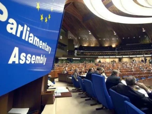 u-parye-proydut-debati-schodo-zatrimannya-v-bilorusi-zhurnalista-protasevicha