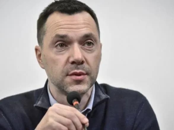 mozhlivo-mi-nikoli-ne-pidemo-z-onlai-n-formatu-arestovich-pro-i-movirne-perenesennya-peregovoriv-po-donbasu-z-minska