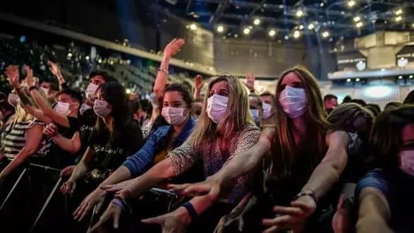 v-parizhi-proveli-testoviy-kontsert-na-tli-polipshennya-situatsiyi-z-covid-19