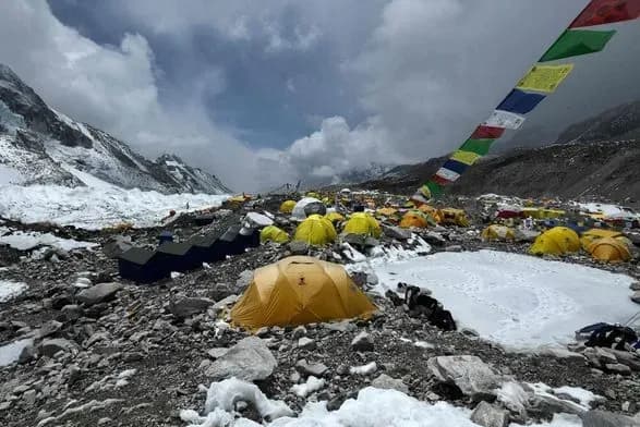alpinisti-z-everestu-ne-mozhut-povernutisya-dodomu-cherez-obmezhennya-vvedeni-nepalom