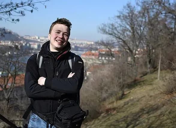 biloruski-ta-rosiyski-agenti-peresliduvali-romana-protasevicha-pid-chas-yogo-vidpustki-v-gretsiyi-zmi