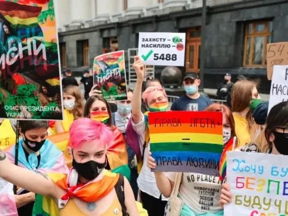 predstavniki-lgbt-spilnoti-protestuvali-v-kiyevi-proti-napadiv-na-nikh