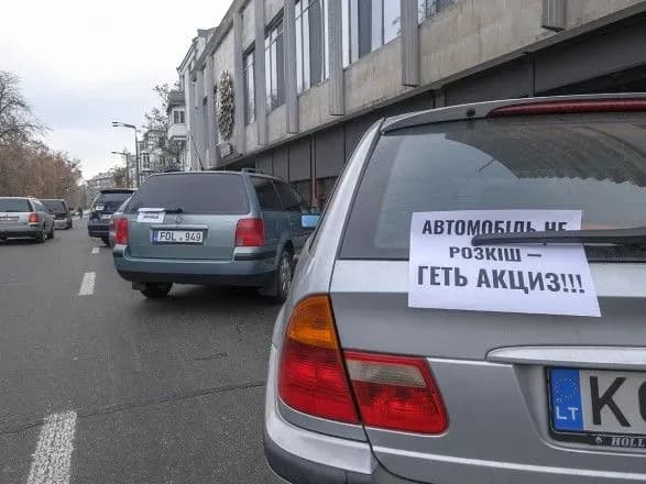 yevroblyakhi-prigotuvalisya-yak-z-15-chervnya-budut-rozmitnyuvati-avto-i-chomu-konflikt-ne-vicherpaniy