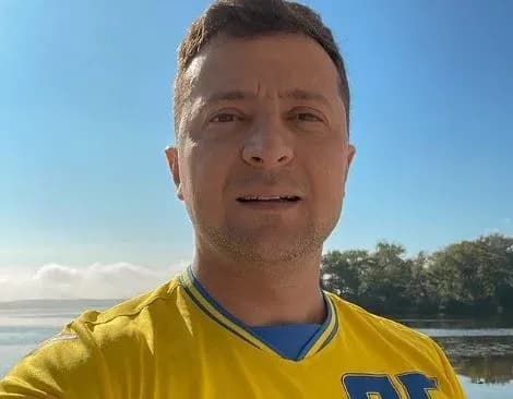 chekayemo-pyatnitsyu-ne-cherez-rnbo-zelenskiy-zaselfivsya-u-formi-zbirnoyi-ukrayini-scho-viklikala-isteriku-v-rf