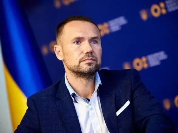 zelenskiy-khoche-schob-zarplati-dlya-vikladachiv-u-prezidentskomu-universiteti-startuvali-z-4-tis-dolariv-abo-yevro-shkarlet