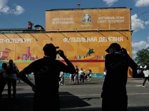 spalakh-covid-19-u-rf-u-peterburzi-vvodyat-obmezhennya-pryamo-pid-chas-provedennya-yevro-2020