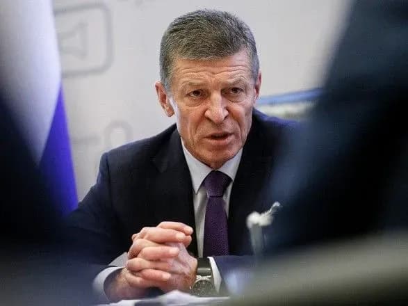 u-kremli-zayavili-scho-putin-ta-bayden-obgovoryat-problemi-podrazniki-u-delegatsiyu-zaprosheniy-kurator-po-ukrayini-kozak