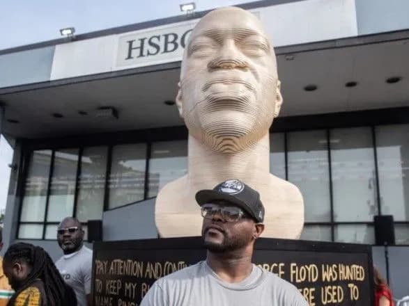 v-nyu-yorku-vstanovili-statuyu-dzhordzha-floyda