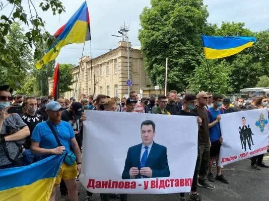 aktivisti-zvinuvatili-sekretarya-rnbo-danilova-u-posibnitstvi-kremlyu