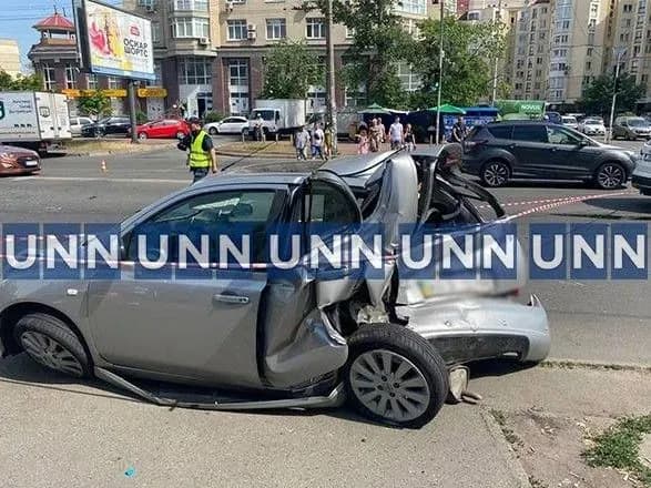 u-rezultati-dtp-na-oboloni-odnu-z-avtivok-vidkinulo-na-trotur-z-lyudmi