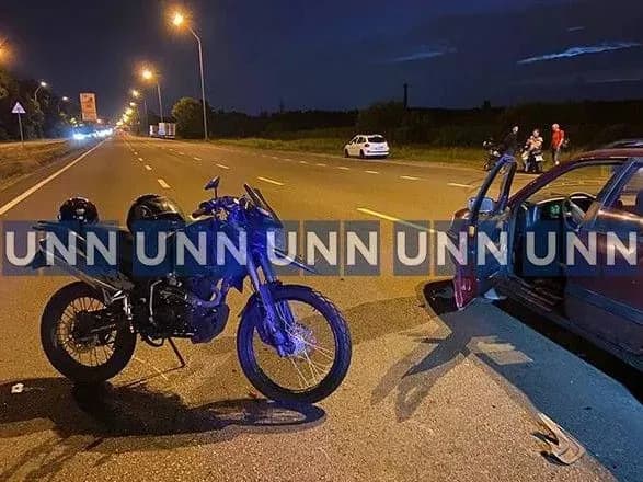 dtp-u-kiyevi-mototsiklist-z-pasazhirkoyu-pereletili-cherez-buksiruvalniy-tros-oboye-gospitalizovani