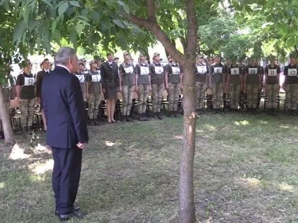 tufli-vs-bertsi-dlya-kursantok-dlya-paradu-do-dnya-nezalezhnosti-khochut-poshiti-eksperimentalne-spetsvzuttya