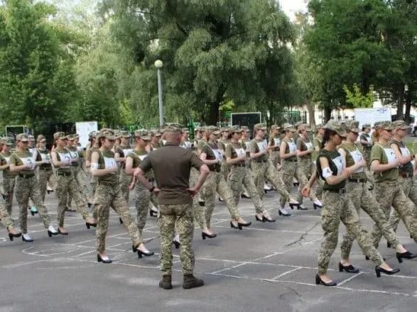 uryadova-upovnovazhena-z-gendernoyi-politiki-vivchaye-situatsiyu-z-zhinkam-viyskovimi-yakikh-zmusili-krokuvati-na-pidborakh