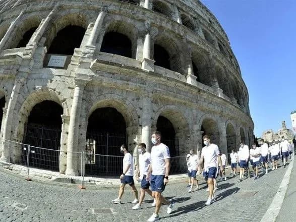 pid-chas-progulyanki-rimom-do-ukrayinskoyi-zbirnoyi-ne-dopuskali-fanativ-poyasnili-koronavirusnimi-obmezhennyami