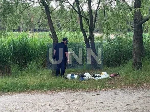 perebrav-zasnuv-na-matratsi-i-perekinuvsya-posered-ozera-u-stolichnomu-parku-z-vodoymi-distali-tilo-cholovika