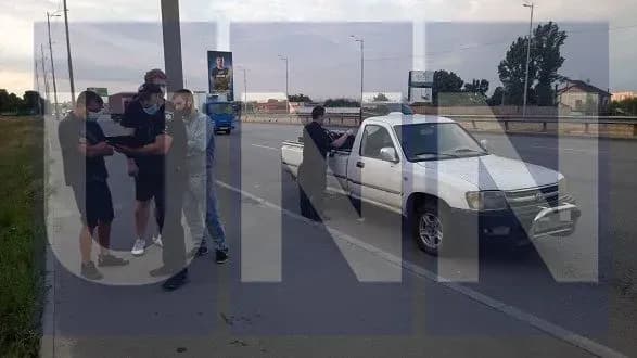 znayshli-avto-u-lisi-i-virishili-pokatatisya-na-viyizdi-z-kiyeva-zatrimali-dvokh-cholovikiv-napidpitku