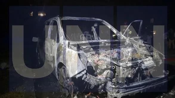 chotiri-khlopki-i-pozhezha-bilya-bagatopoverkhivki-vnochi-vschent-vigoriv-subaru