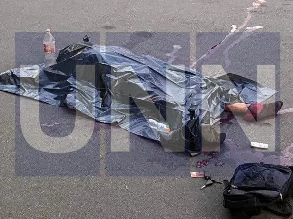 stikayuchi-krovyu-pospilkuvavsya-z-politsiyeyu-i-proyshovsya-do-budinku-posered-kiyeva-pri-zagadkovikh-obstavinakh-pomer-cholovik