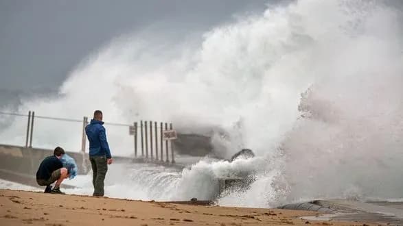 uragan-elza-obrushivsya-na-skhidne-uzberezhzhya-ssha-pislya-togo-yak-zabrav-zhittya-odniyeyi-lyudini-u-floridi