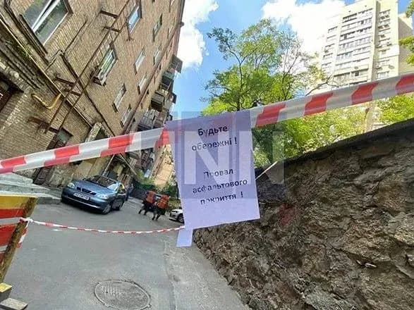 koli-proval-peretvoryuyetsya-na-baseyn-bilya-stolichnoyi-bagatopoverkhivki-vtomivsya-asfalt